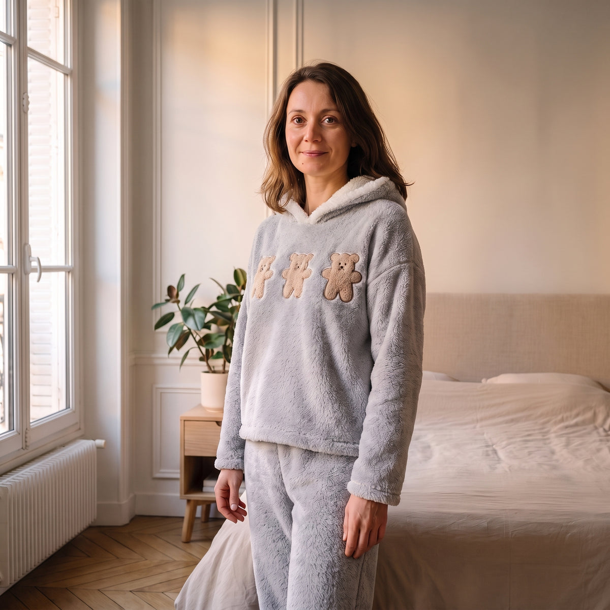 Femme portant le pyjama d'hiver gris clair trois ours dans une chambre lumineuse