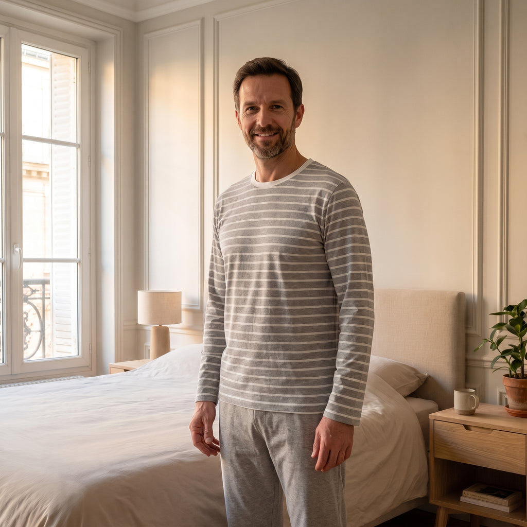 Pyjama homme gris clair à haut rayé porté dans une chambre lumineuse