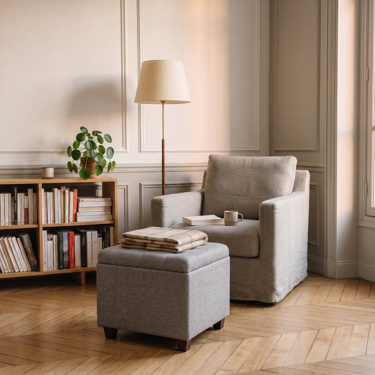 Pouf coffre carré gris clair dans son intérieur