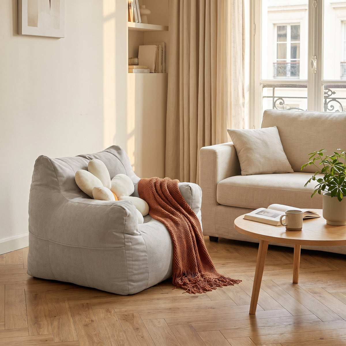 Mini fauteuil a billes gris clair, au pied d un canape
