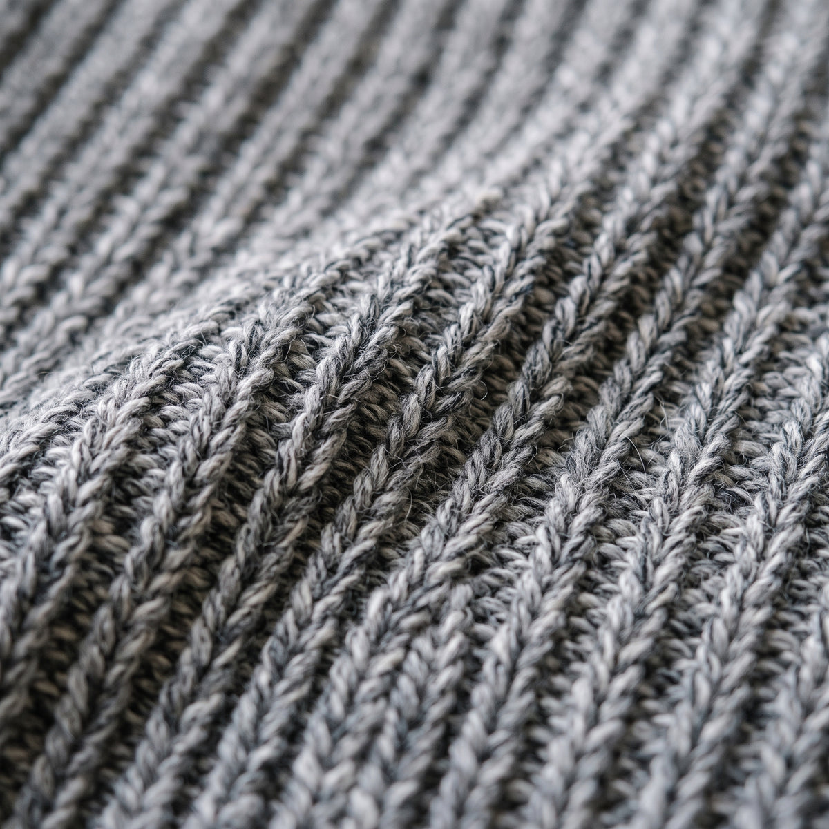 Détail de la maille du cardigan long femme gris