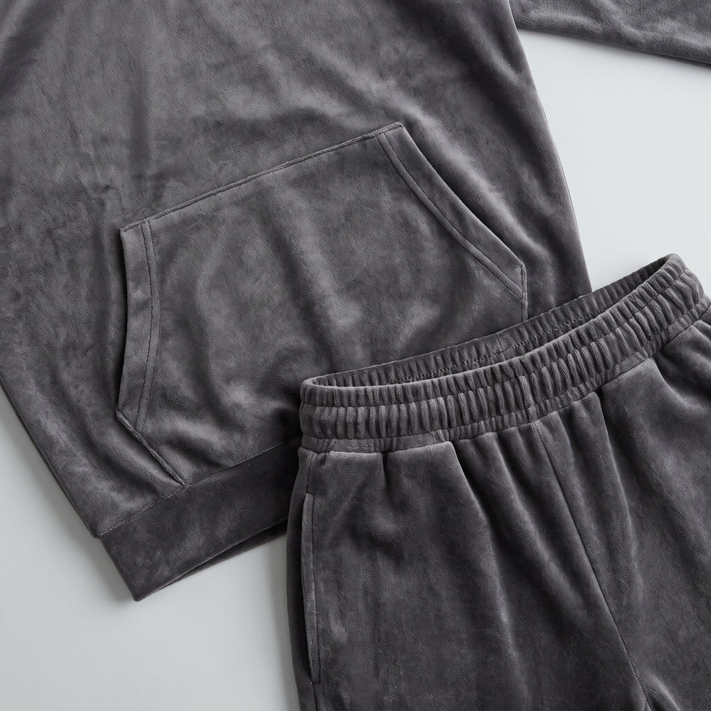 Détail de la poche kangourou et de la taille élastiquée du pyjama gris