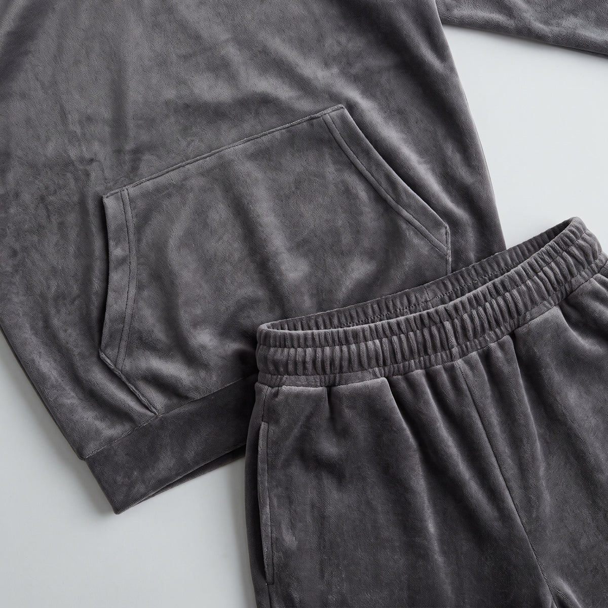 Détail de la poche kangourou et de la taille élastiquée du pyjama gris