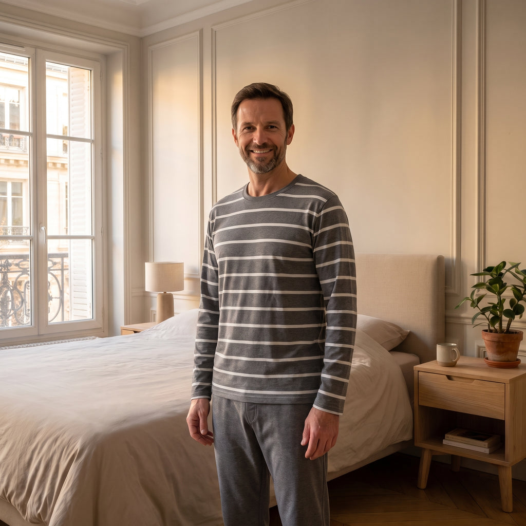 Pyjama homme gris foncé à haut rayé porté dans une chambre lumineuse