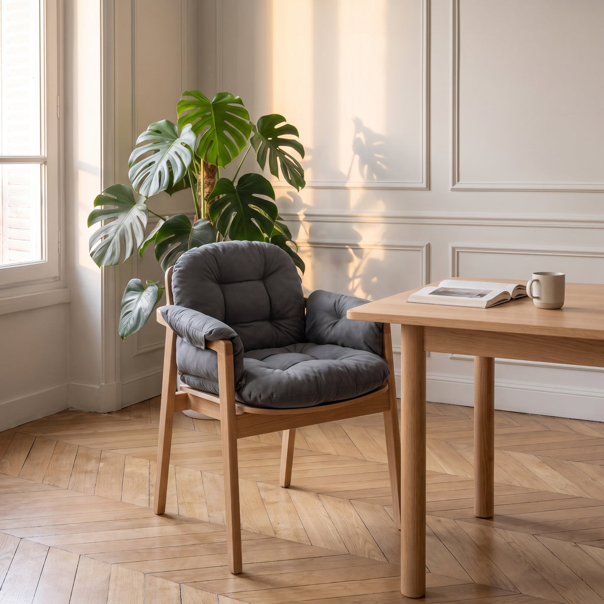 Coussin de chaise gris foncé capitonné, installe sur une chaise en bois du coin repas