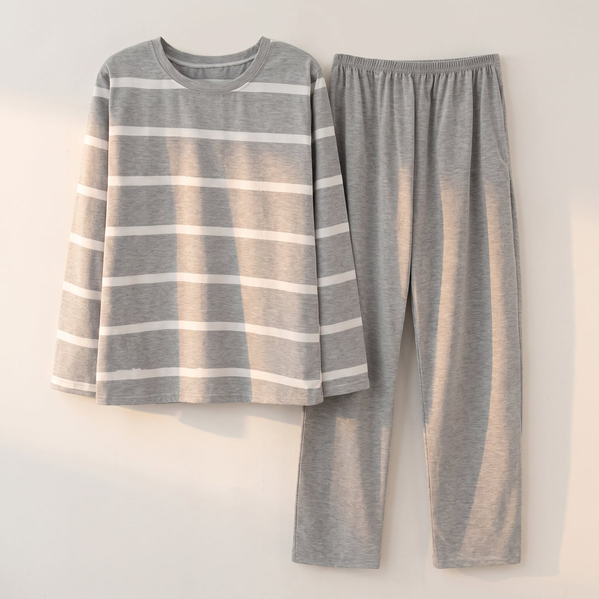 Haut rayé et pantalon uni gris du pyjama homme