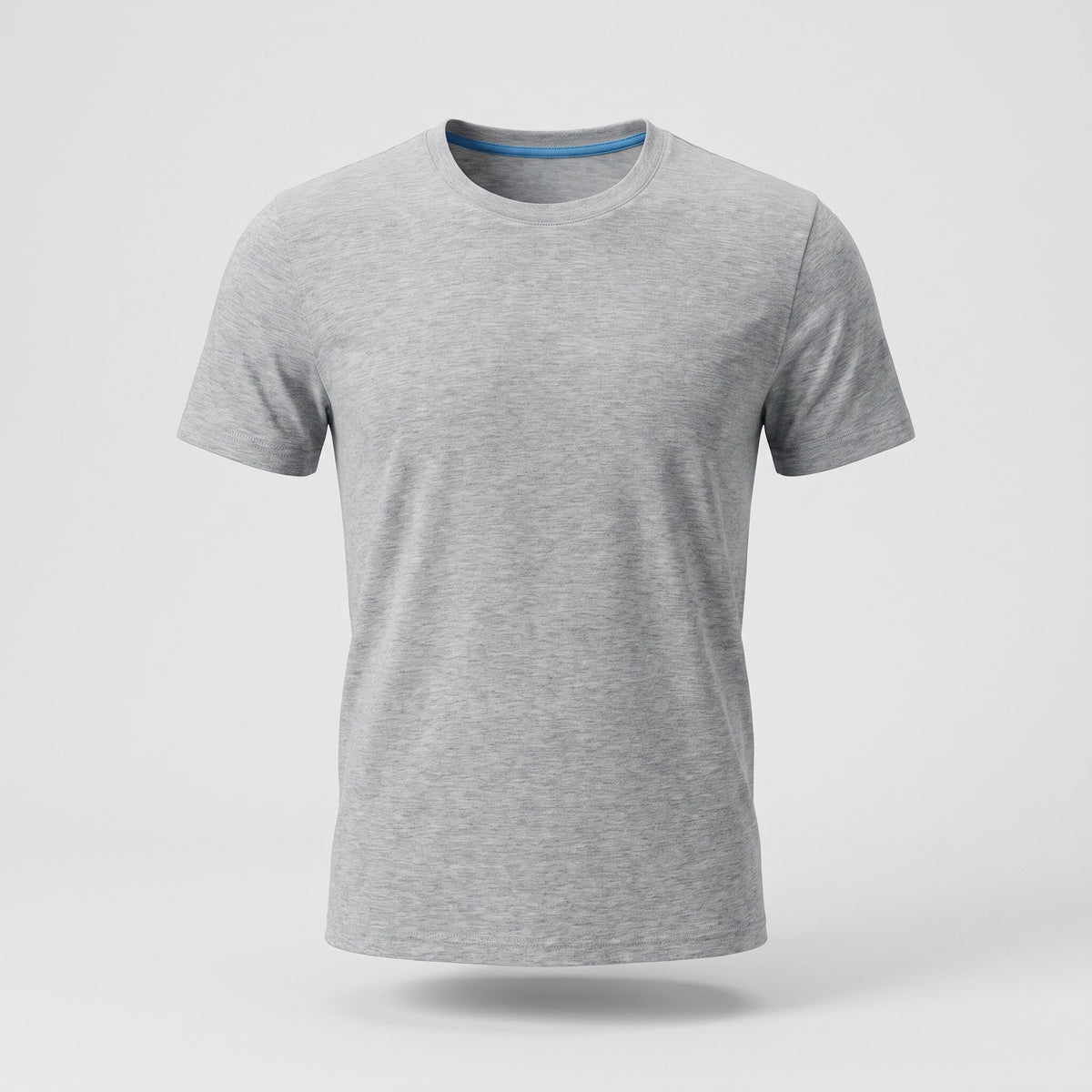 T-shirt gris chiné vu de face, sans personne, sur fond clair