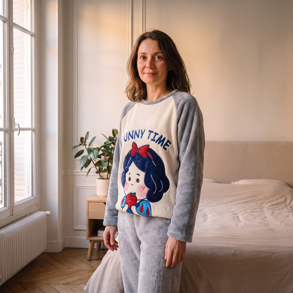 Femme portant le pyjama d'hiver gris lapin dans une chambre lumineuse
