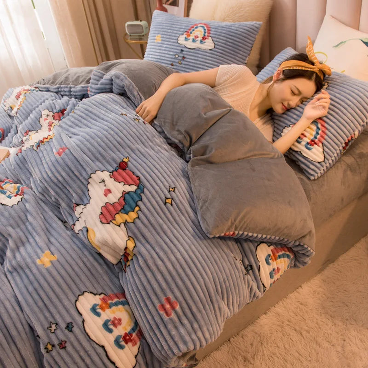 Parure de lit côtelée, option gris licorne, présentée sur un lit