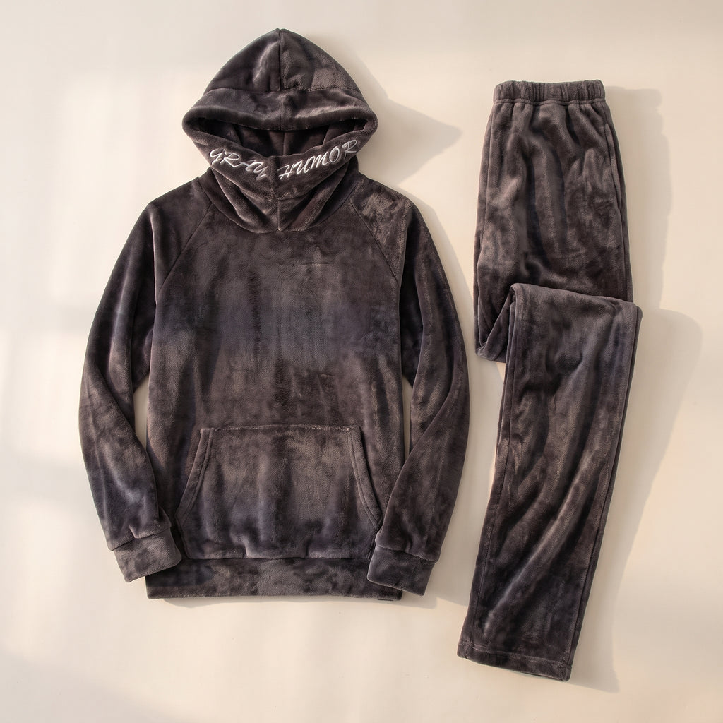 Pyjama polaire gris à capuche pour homme, le haut et le pantalon seuls, posés à plat sur un fond clair