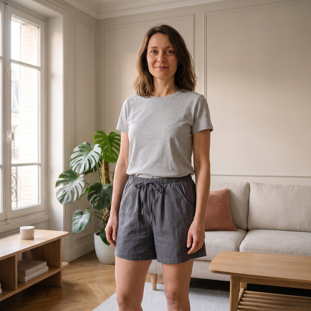Short femme en coton et lin gris porté dans un salon