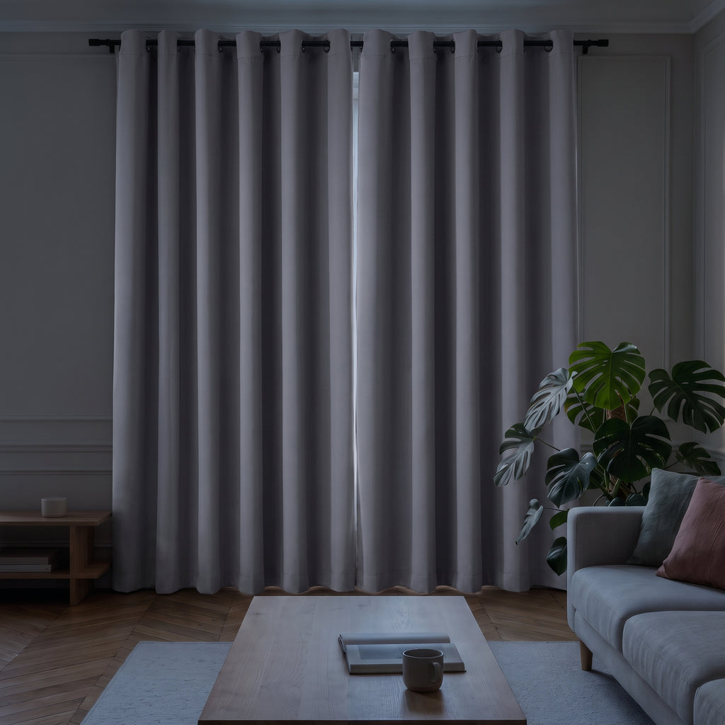 Rideau occultant gris dans son intérieur