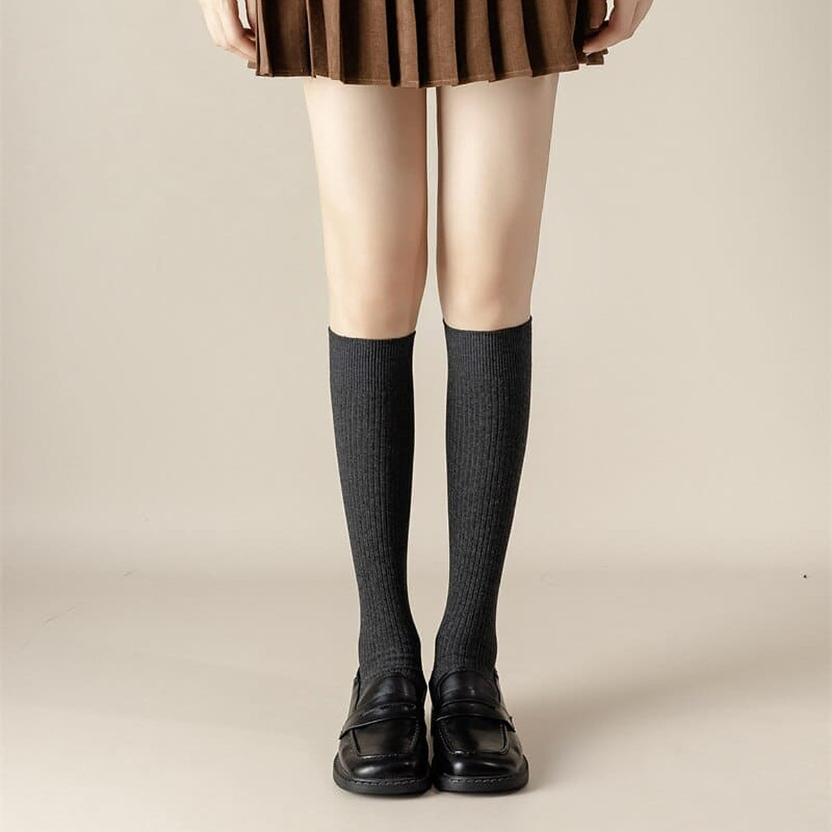 Chaussettes hautes gris fonce portees sous le genou avec des mocassins