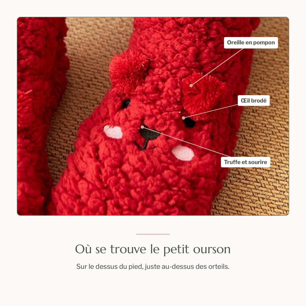 Détail du visage brodé et des oreilles en pompons sur la chaussette rouge Image