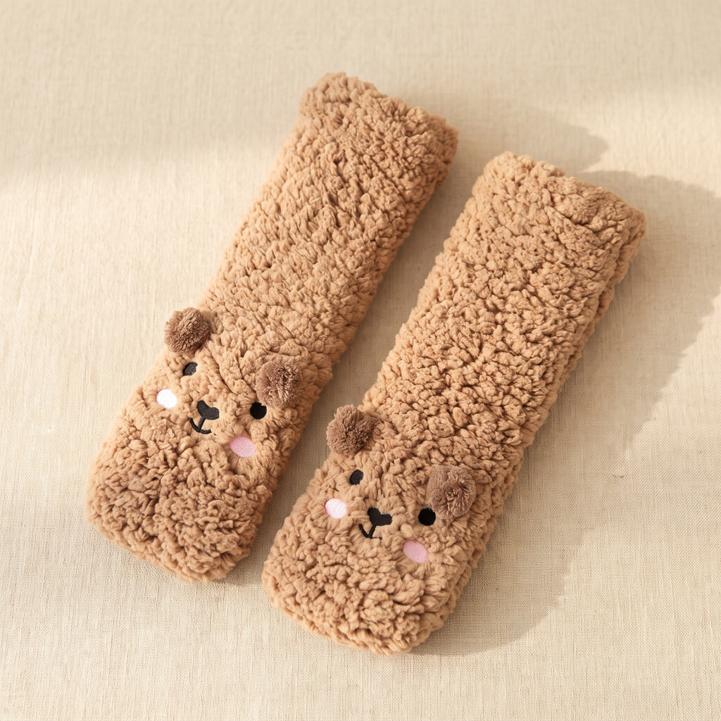 Grosses chaussettes ourson marron en packshot, paire posée à plat