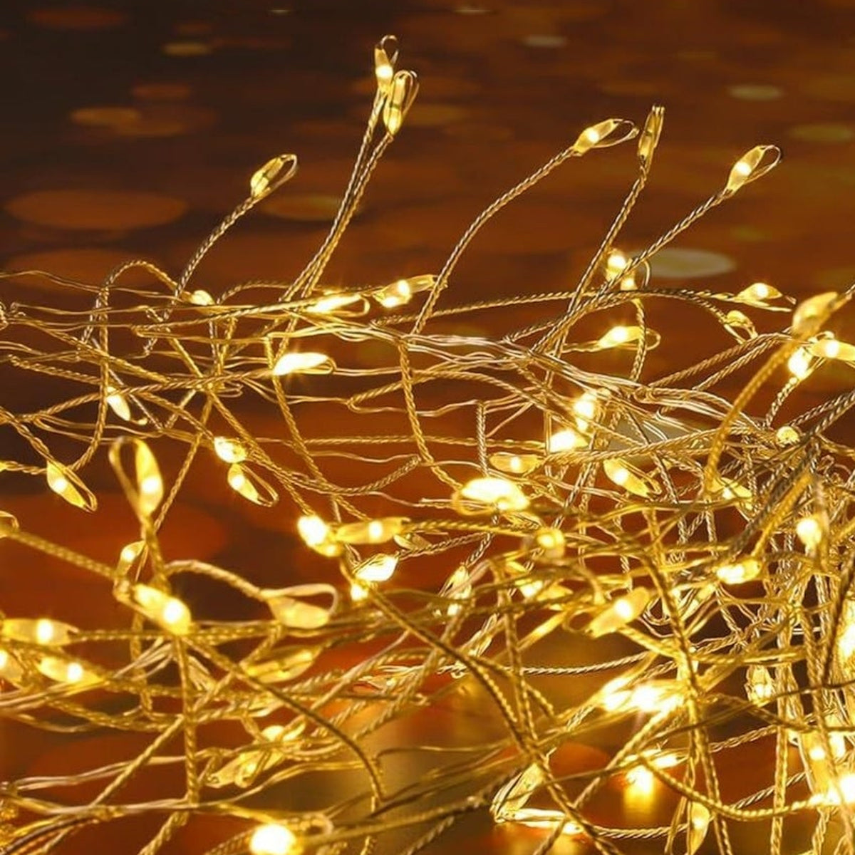 Détail des micro-LED blanc chaud sur le fil fin de la guirlande Image