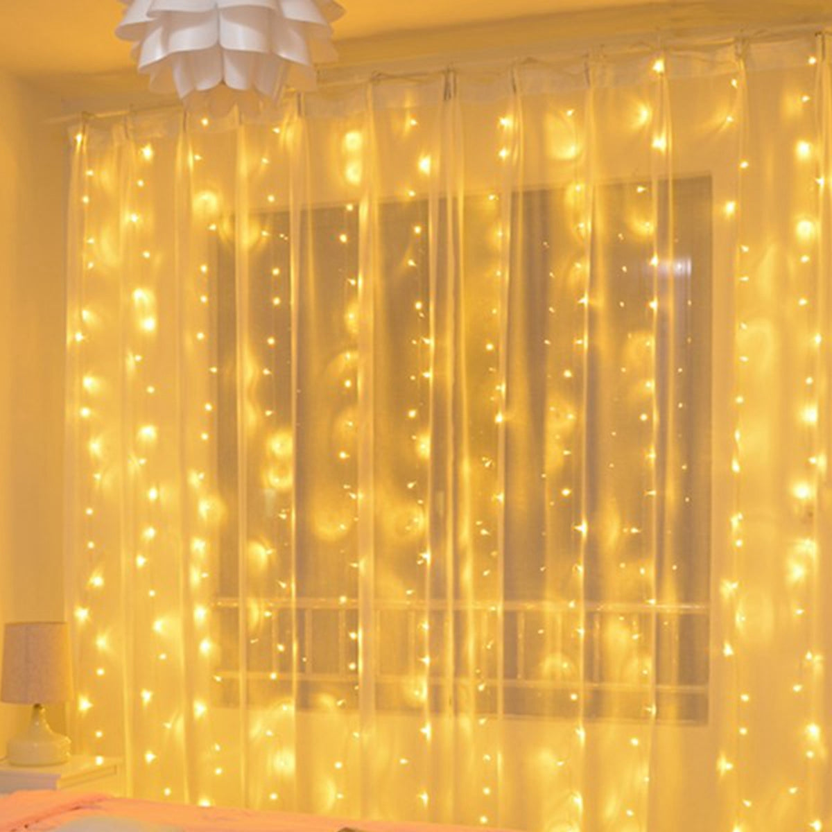 Vue réelle du câble supérieur de la guirlande lumineuse rideau installé au-dessus du voilage Image