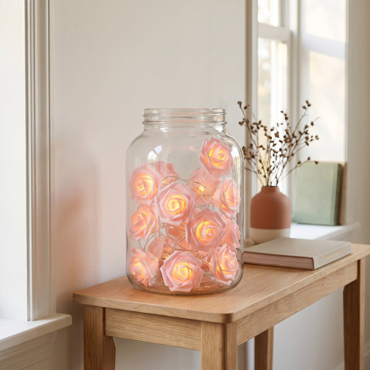 Coloris Rose : roses roses allumées, enroulées dans un bocal en verre