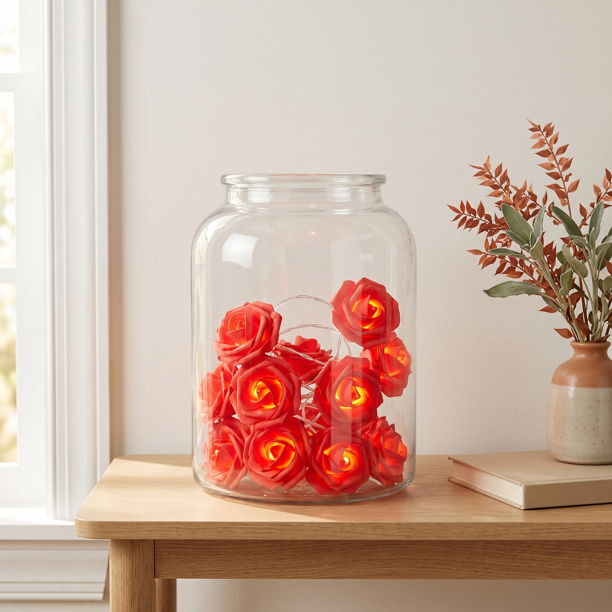 Coloris Rouge : roses rouges allumées, enroulées dans un bocal en verre
