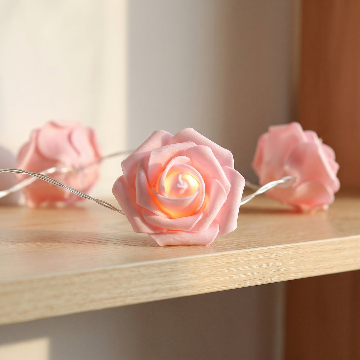 Gros plan d'une rose en mousse allumée par la diode logée en son cœur