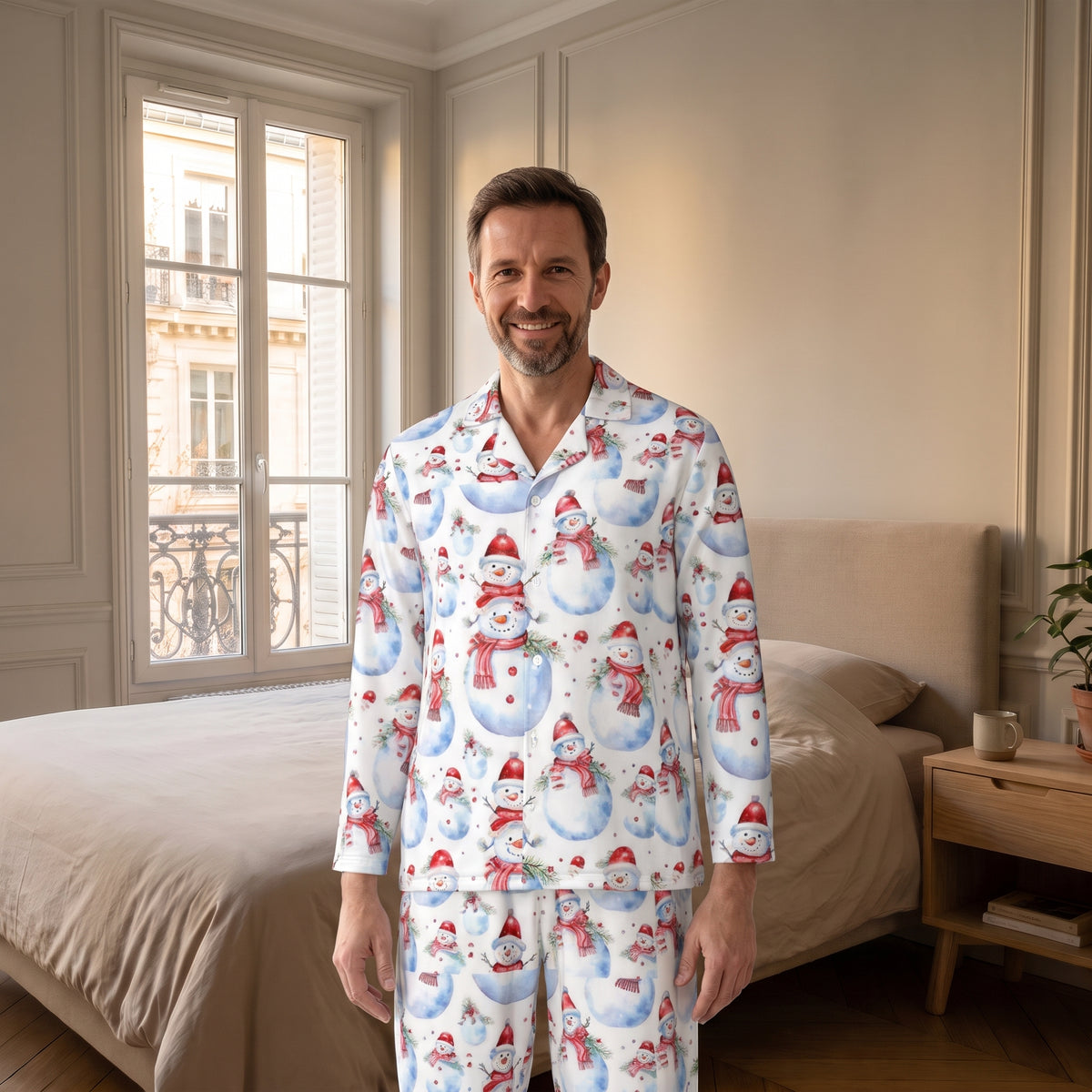 Pyjama de Noël homme fidèle à la source porté à mi-cuisse dans une chambre