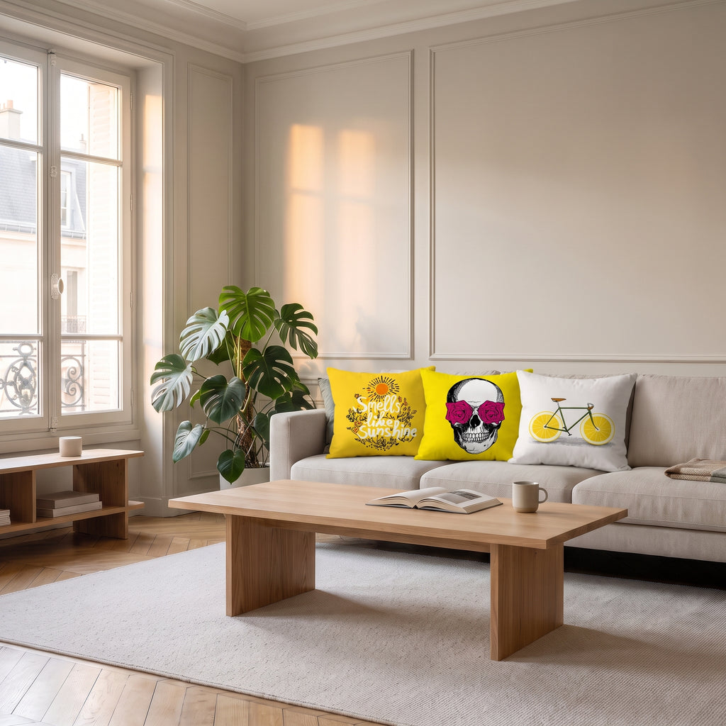 Trois housses de coussin jaune messages-illustrations posées sur un canapé