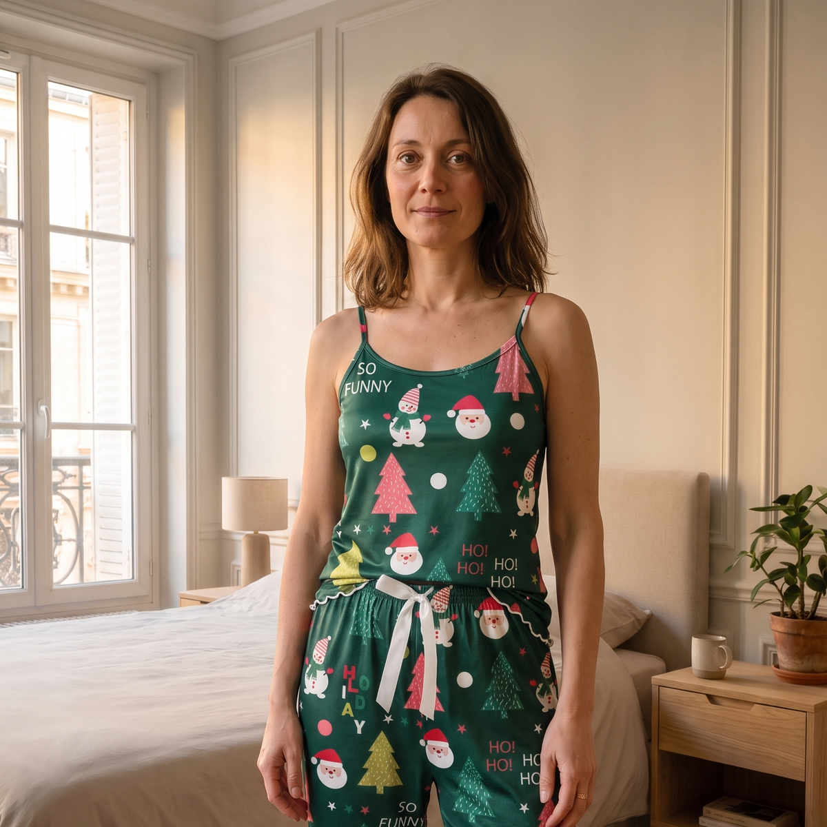 Pyjama de Noël femme à bretelles vert porté et cadré à mi-cuisse