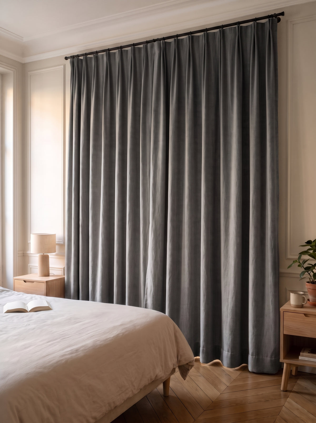 Rideau occultant velours gris ferme dans une chambre
