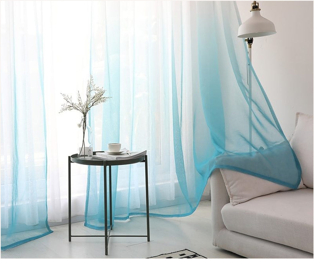 Rideau tulle degrade bleu ouvert, pan ramene sur le cote de la fenetre