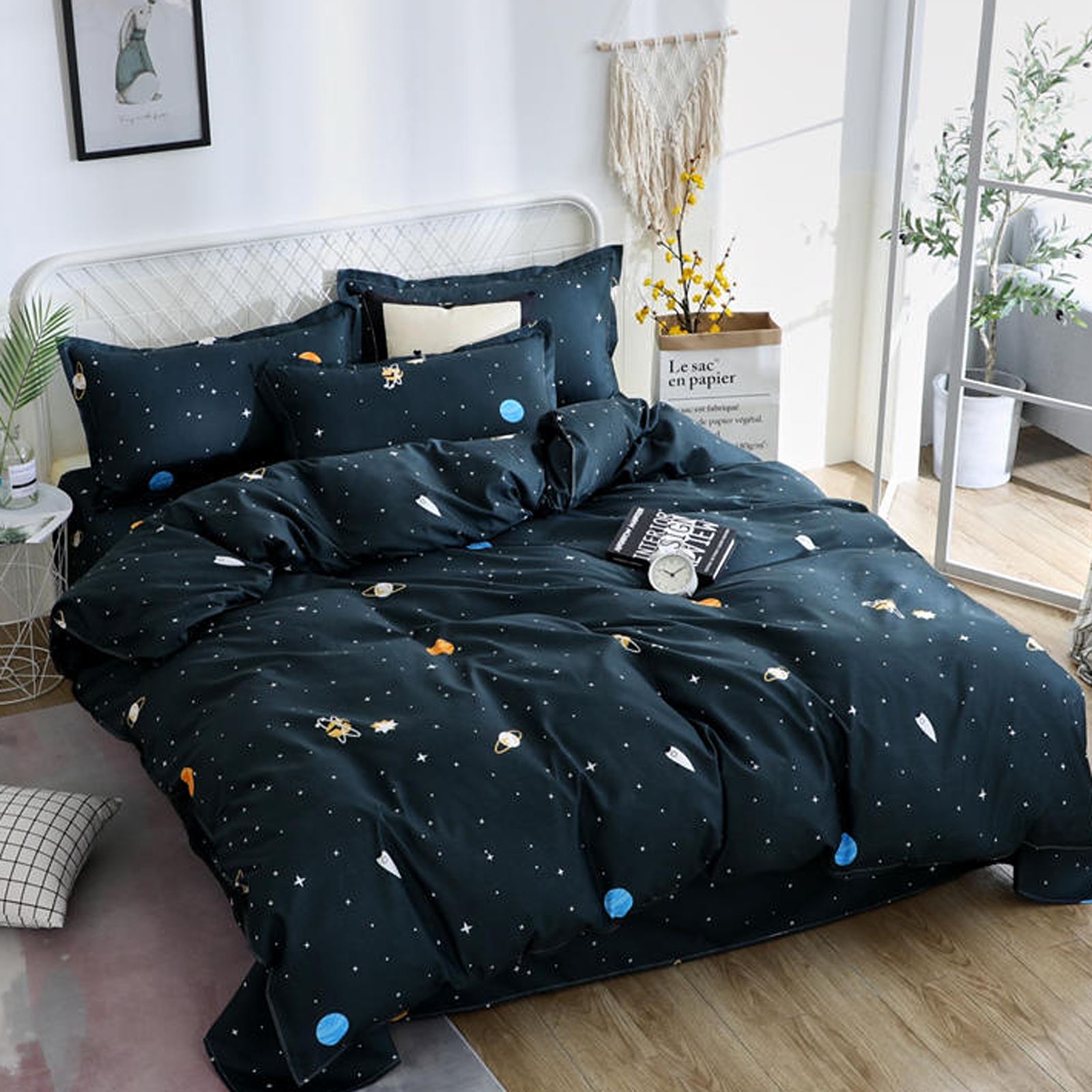Housse de couette galactique bleu nuit dans une chambre lumineuse Image