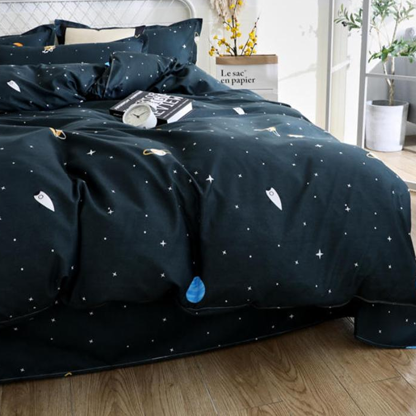 Vue rapprochée du motif céleste réel de la housse de couette Image