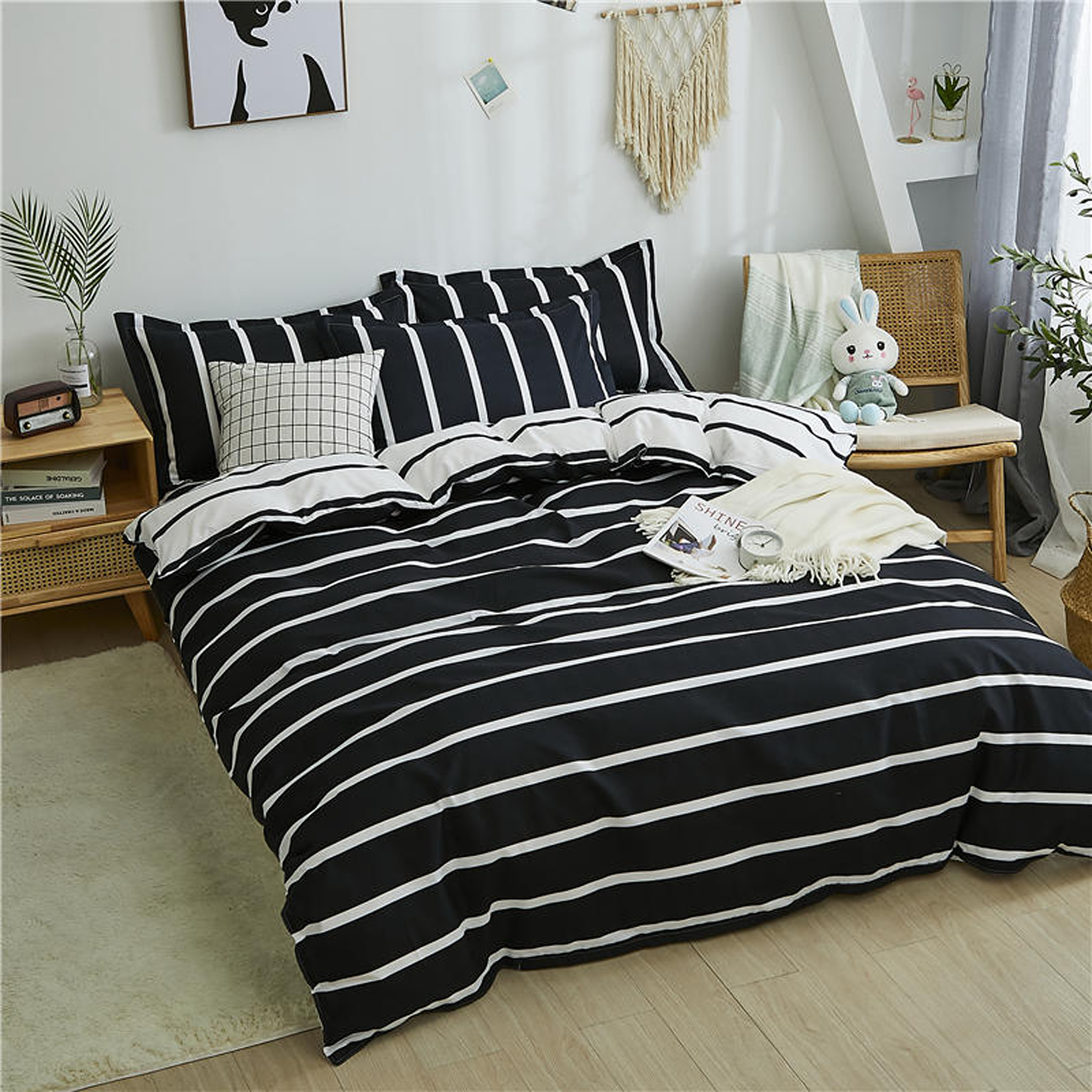 Housse de couette rayée déployée sur un lit soigné Image