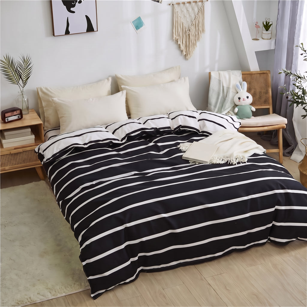 Housse de couette rayée noire et blanche sur un lit dans une chambre lumineuse