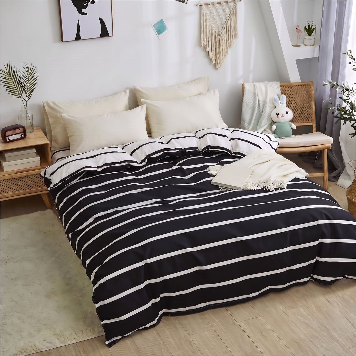 Housse de couette rayée noire et blanche sur un lit dans une chambre lumineuse