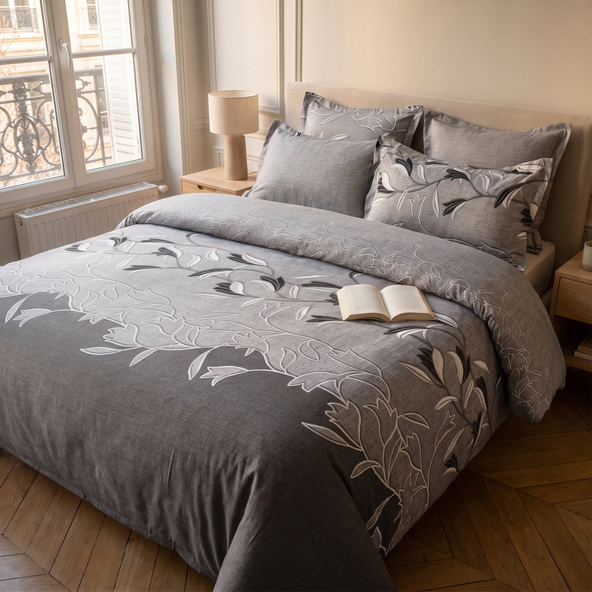 Vue rapprochée du grand motif floral blanc et noir sur la housse de couette grise