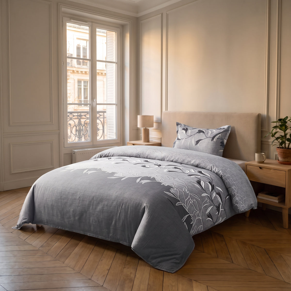 Lit entier habillé de la housse de couette grise à fleurs pour apprécier son échelle
