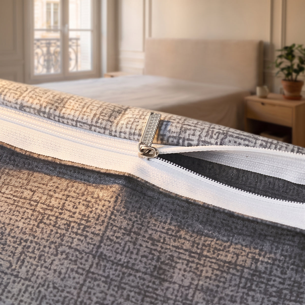 Détail de la fermeture zippée blanche de la housse de couette grise