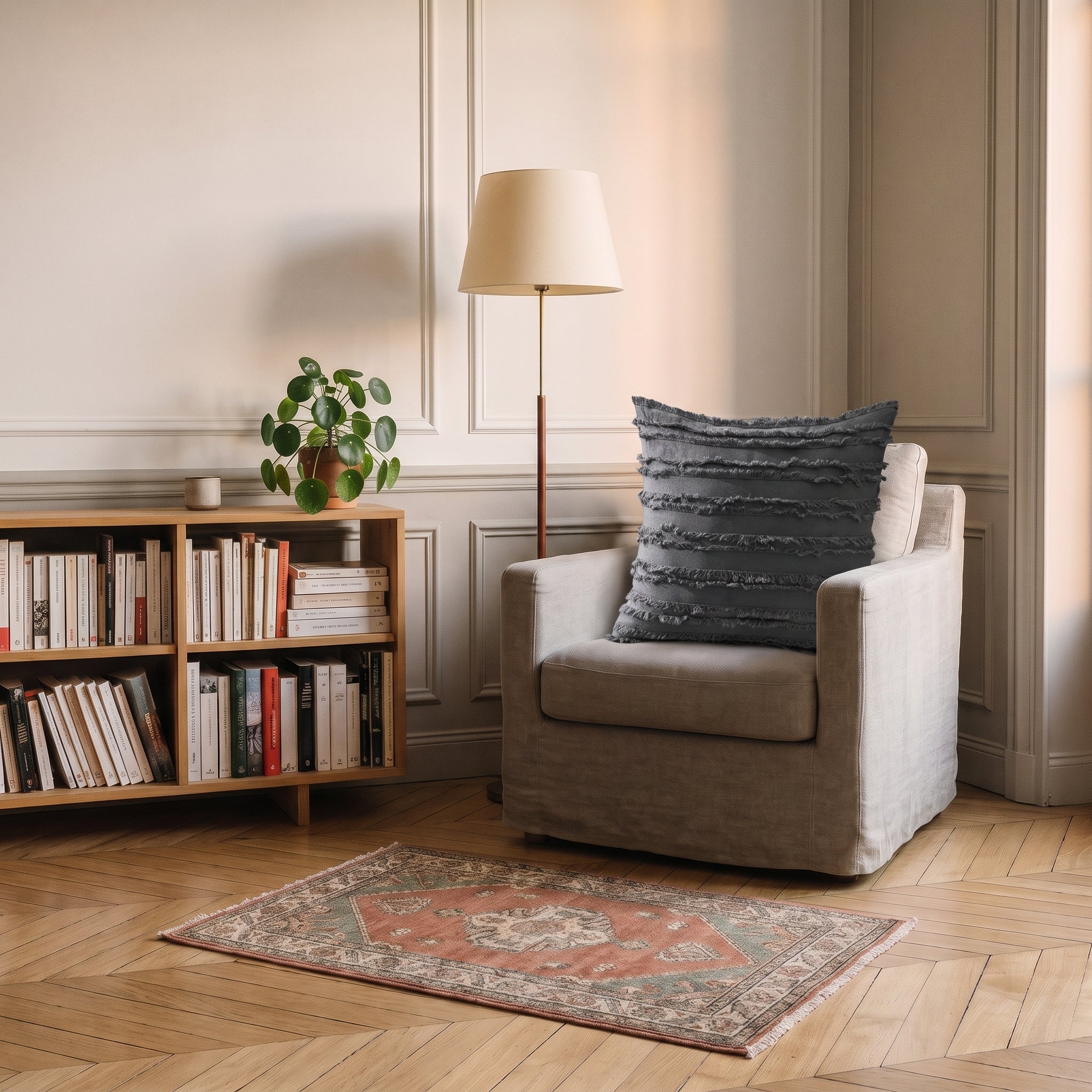 Housse de coussin bohème grise posée sur un fauteuil de coin lecture Image