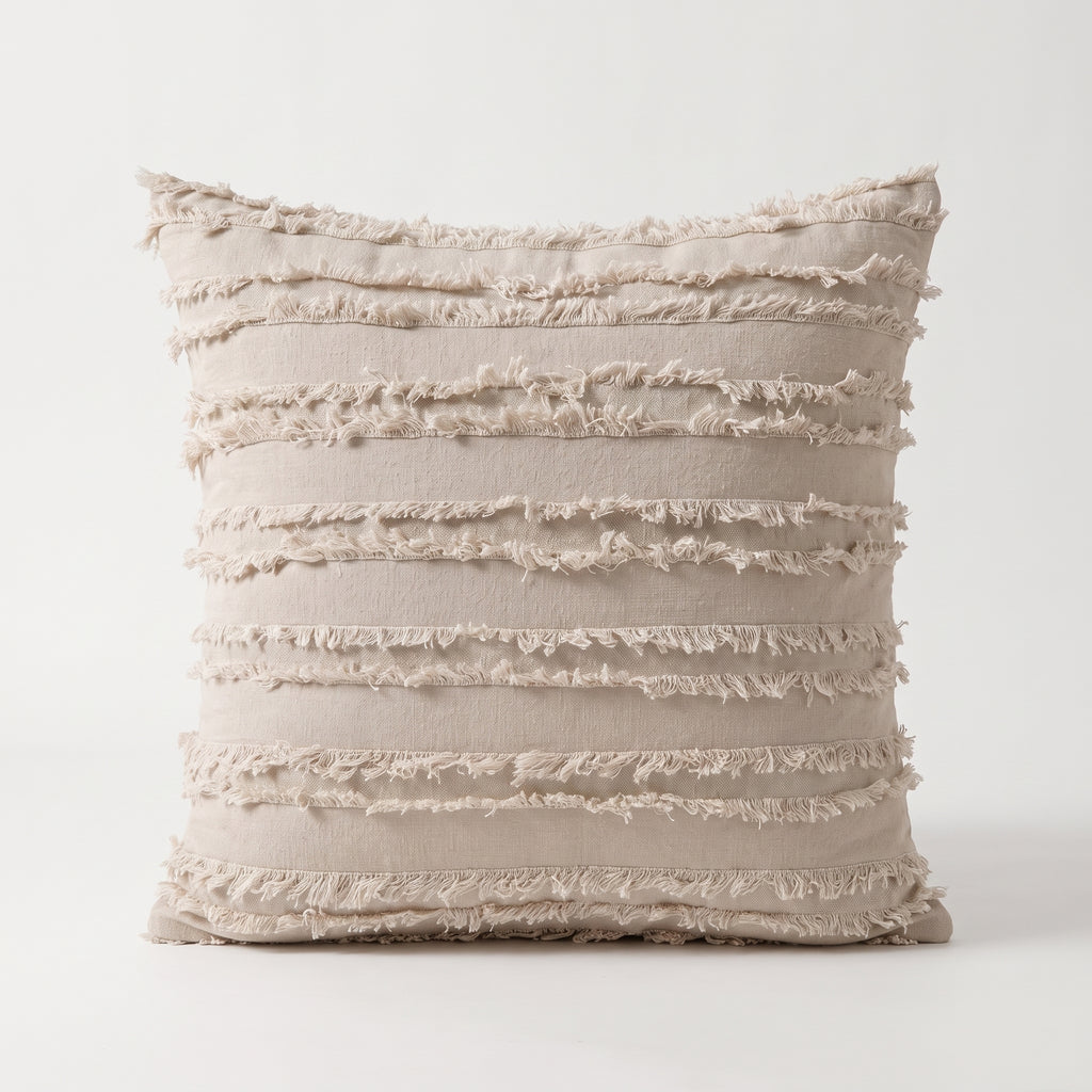 Packshot de la housse de coussin bohème beige à franges horizontales