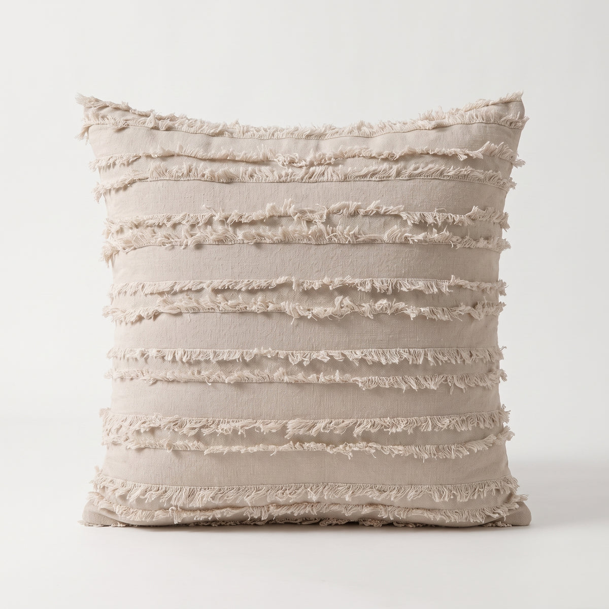 Packshot de la housse de coussin bohème beige à franges horizontales