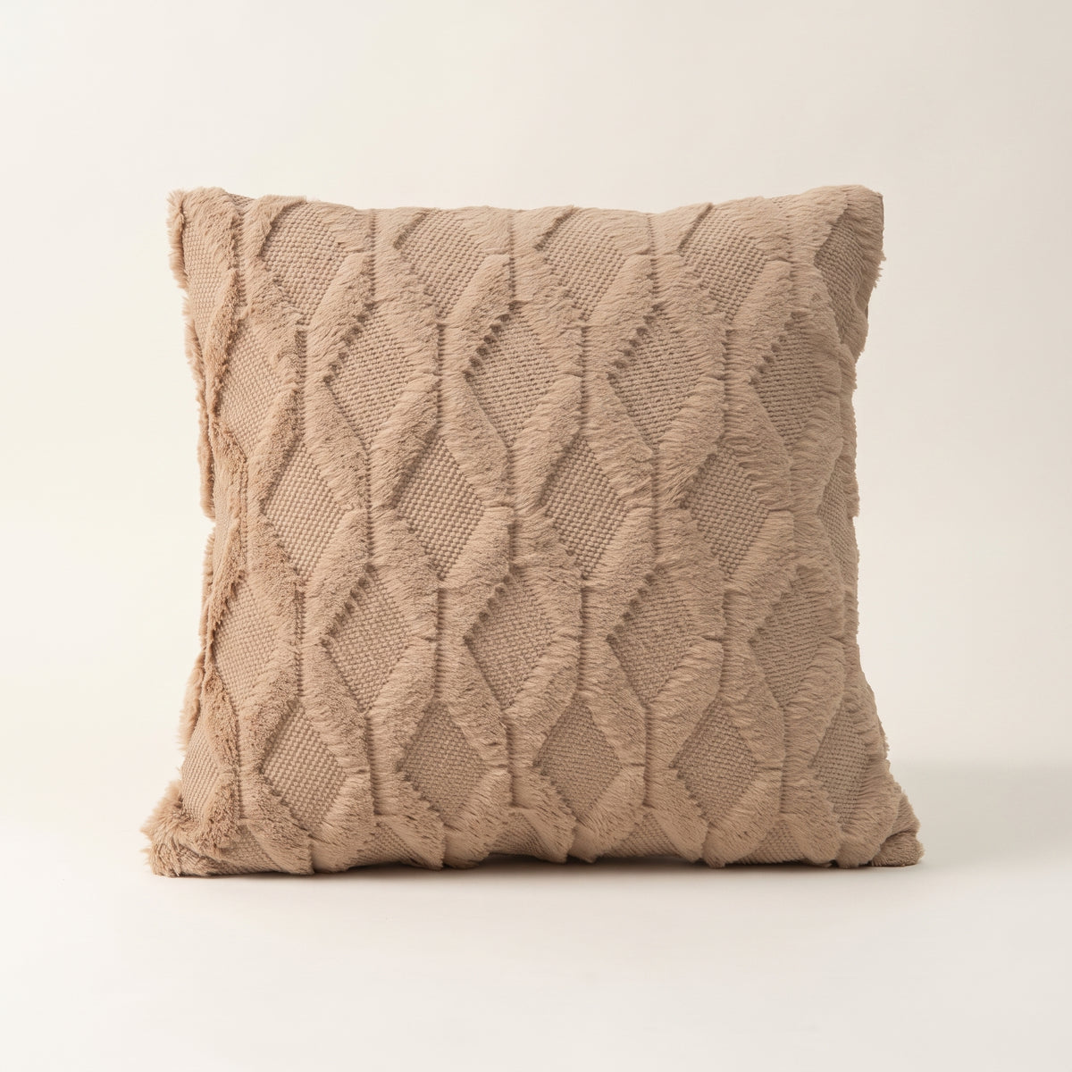 Housse de coussin à poils longs beige, motif de losanges en relief