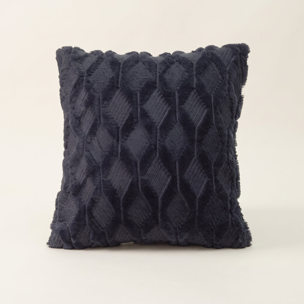 Housse de coussin à poils longs bleu marine, motif de losanges en relief