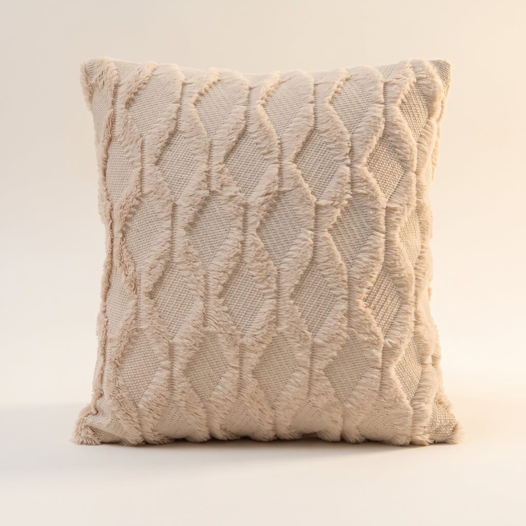 Housse de coussin à poils longs écrue, motif de losanges en relief