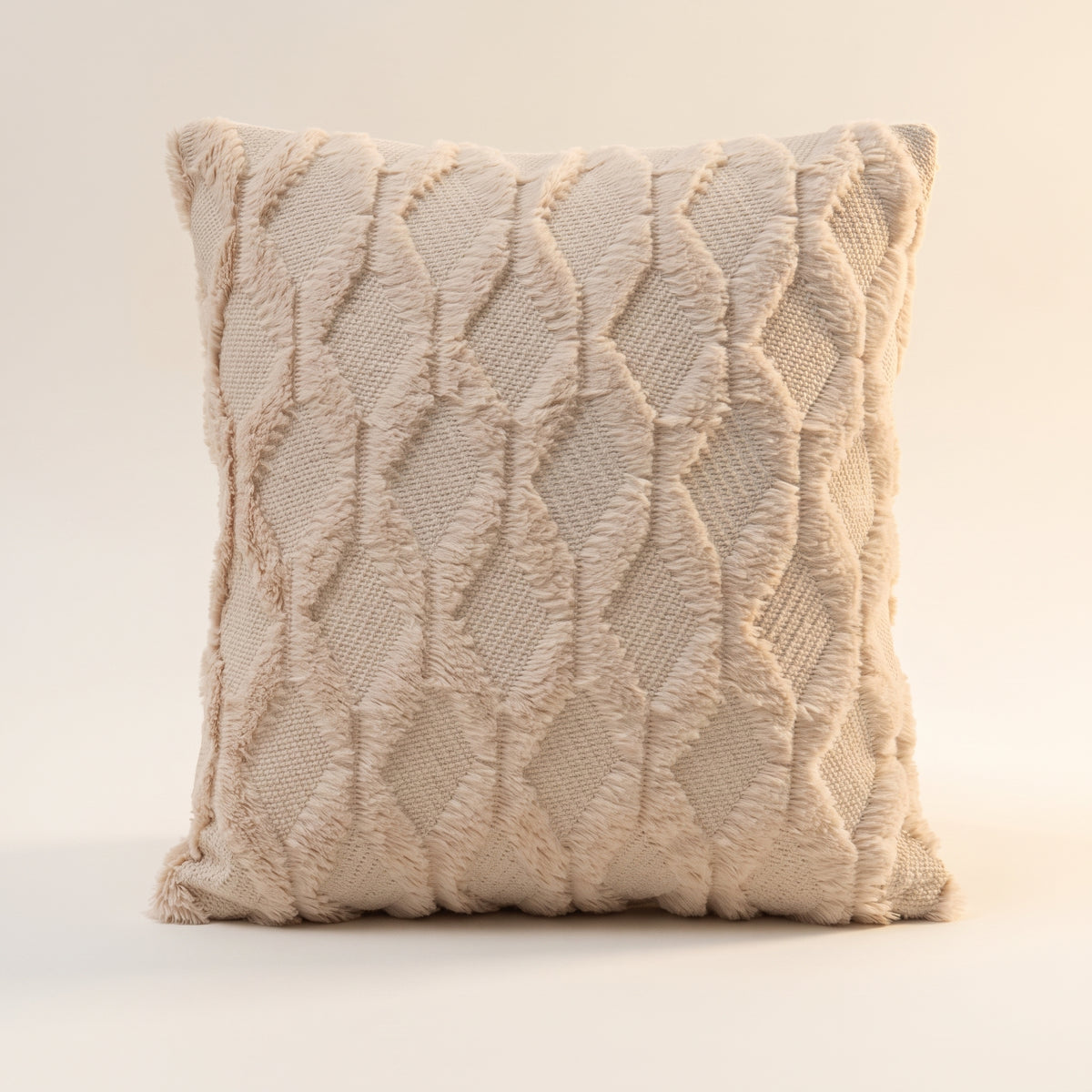 Housse de coussin à poils longs écrue, motif de losanges en relief