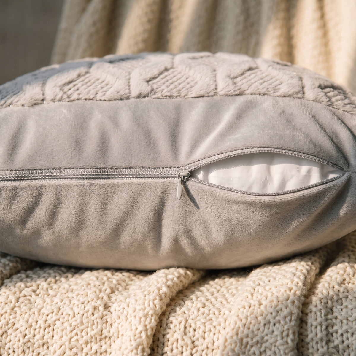 Fermeture à glissière sur le dos en tissu lisse de la housse de coussin beige