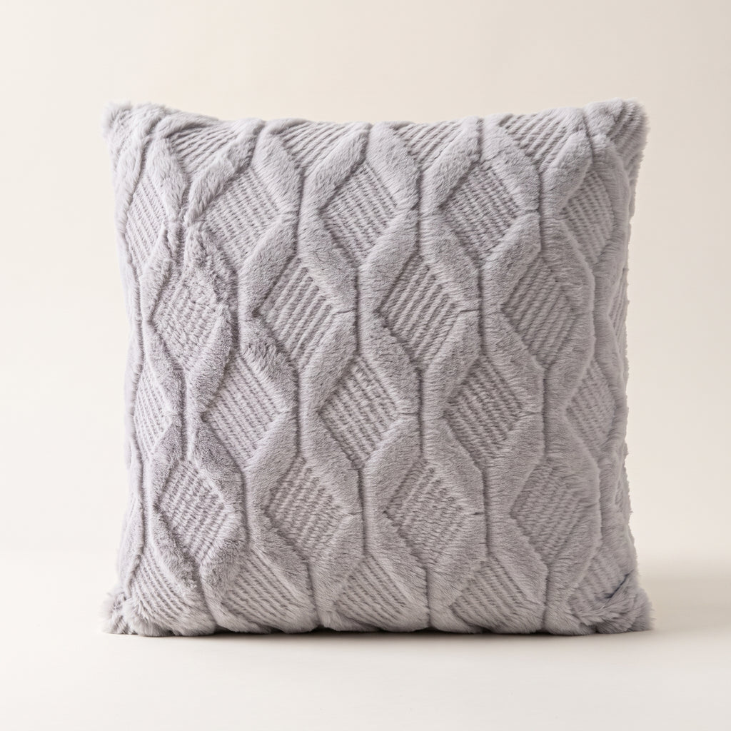 Housse de coussin à poils longs gris clair, motif de losanges en relief