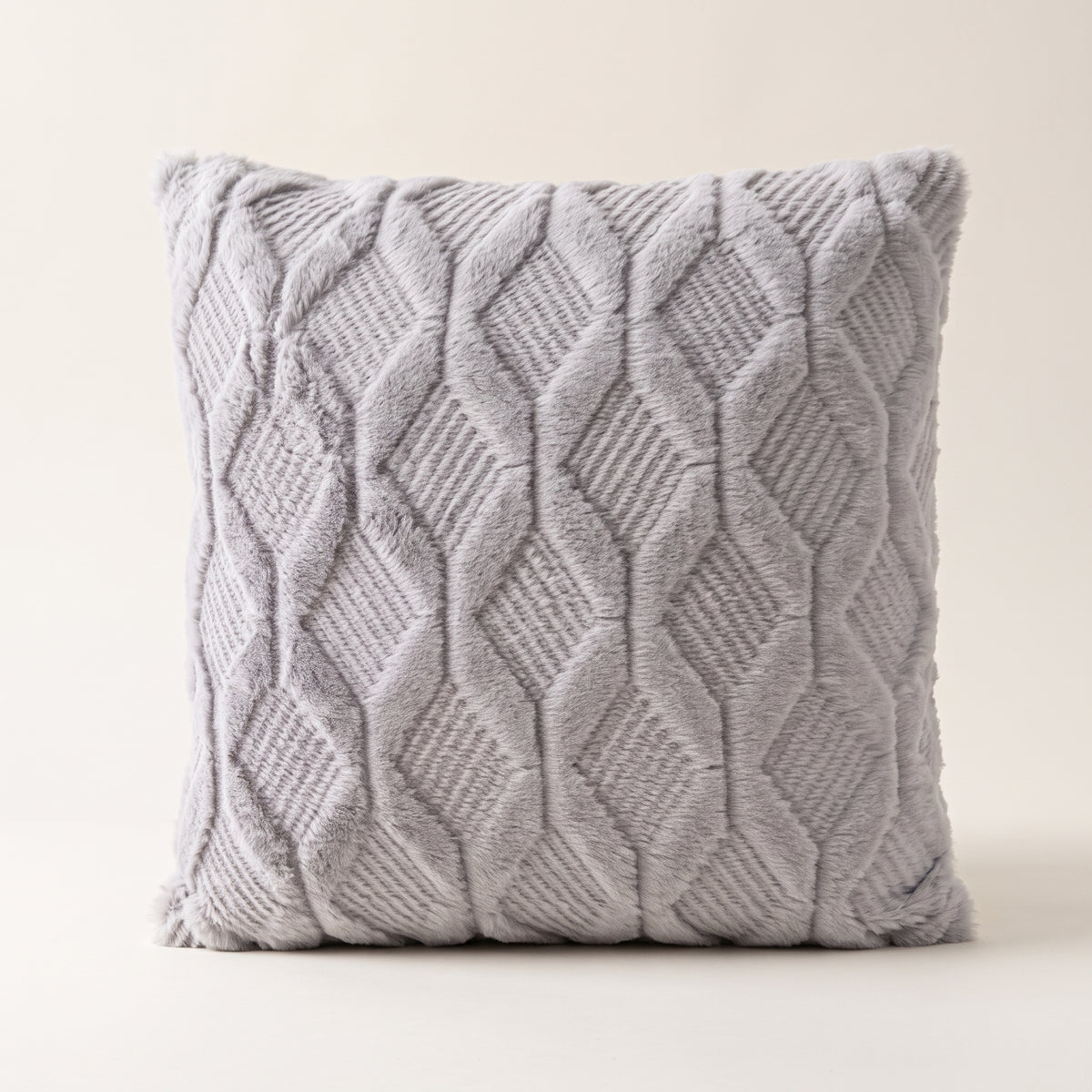 Housse de coussin à poils longs gris clair, motif de losanges en relief