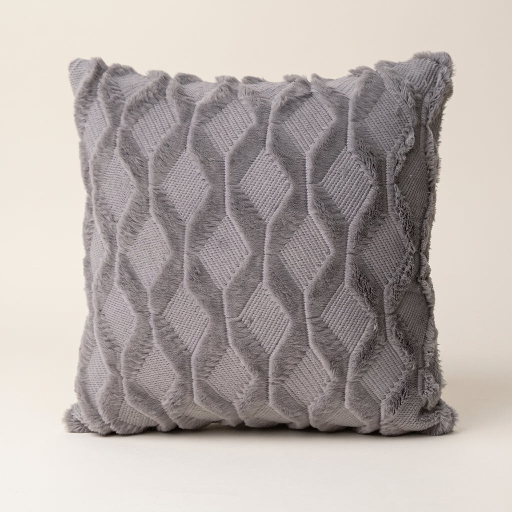 Housse de coussin à poils longs grise, motif de losanges en relief