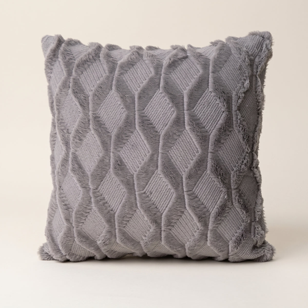 Housse de coussin à poils longs grise, motif de losanges en relief