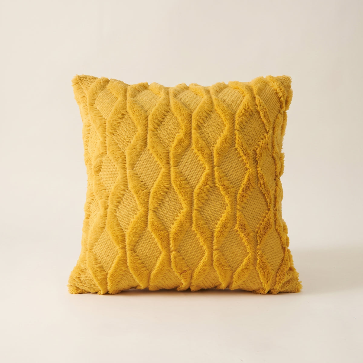 Housse de coussin à poils longs jaune, motif de losanges en relief